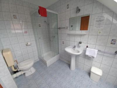 Harangvirág szoba fürdő