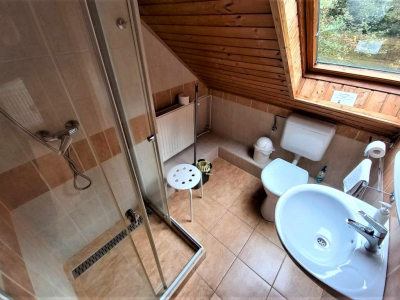 Zergeboglár szoba fürdő